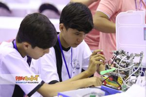 کار گروهی در تعمیر ربات در مسابقات بین المللی رباتیک ایران